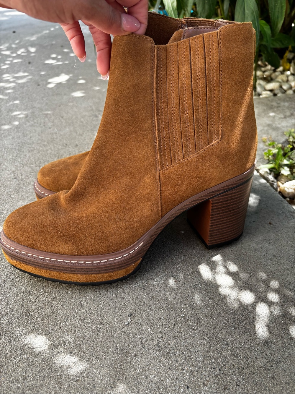 Women's Suede Platform Ankle Boots - Tan